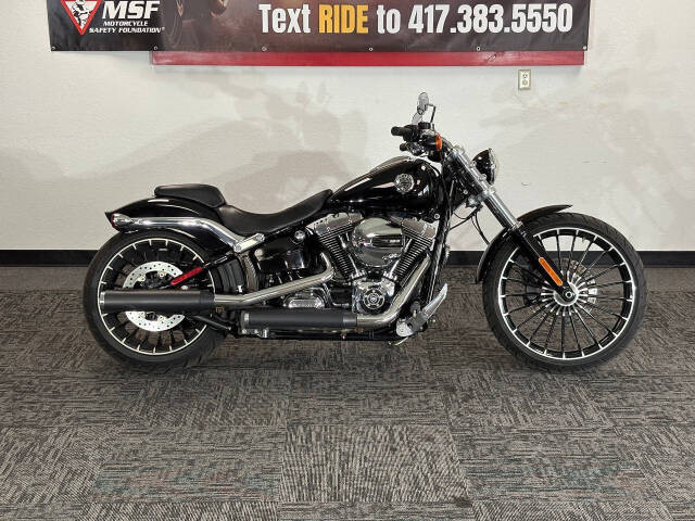 2017-harley-davidson-breakout_22_